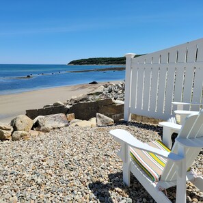 On the beach, sun-loungers, beach towels - BarnTides - Plymouth Long Beach (Plymouth)