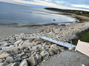 On the beach, sun-loungers, beach towels - BarnTides - Plymouth Long Beach (Plymouth)