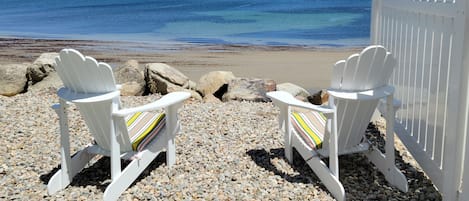Sulla spiaggia, lettini da mare, teli da spiaggia