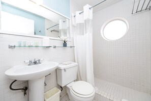 Dusj, hårføner, håndklær og såpe