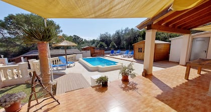 Beautiful house for 6 pers. with pool, W-LAN, air conditioning, close to the beach, sea view