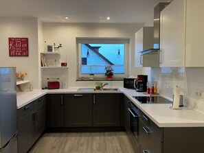 Jääkaappi, mikroaaltouuni, uuni, liesi