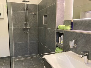 Dusche, Haartrockner, Handtücher, Seife