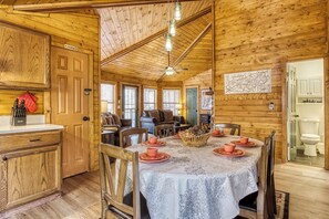Dining - Summer Sale! Black Bears Secluded Hot Tub Pool Table! (Gatlinburg)