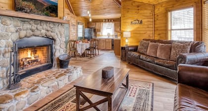 Summer Sale! Black Bears Secluded Hot Tub Pool Table!
