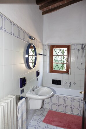 Ensemble douche/baignoire, sèche-cheveux, bidet, serviettes fournies