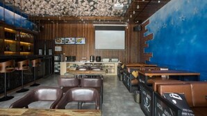 A restaurant with wooden walls, a bar area, and seating. - Greentree Inn Changzhou Wujin Bus Station (Changzhou)