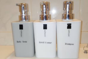 Room, Non Smoking | Bathroom | Combined shower/tub, hair dryer