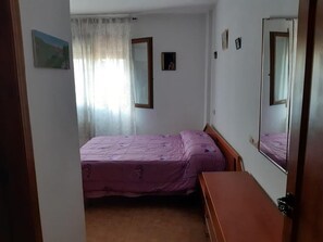 4 bedrooms, iron/ironing board, bed sheets