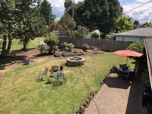 Outdoor dining - Emerald City Cozy Studio Suite - Stay near university fun – 5 min drive (Eugene)