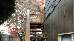 A wooden outdoor staircase leading up to a house. - Emerald City Cozy Studio Suite - Stay near university fun – 5 min drive (Eugene)