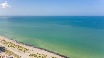 Una spiaggia nelle vicinanze