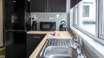 Fridge, microwave, oven, coffee/tea maker