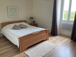 4 Schlafzimmer, Schreibtisch, Bügeleisen/Bügelbrett, kostenloses WLAN