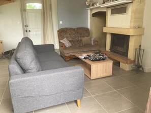 Fernseher, Kamin, Bücher, Computerbildschirme