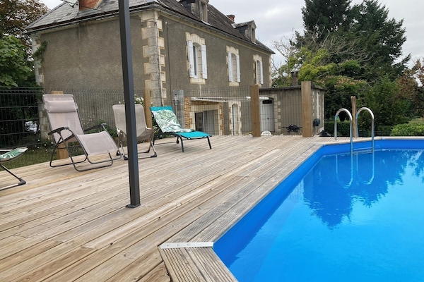 Maison vue depuis la terrasse de la piscine