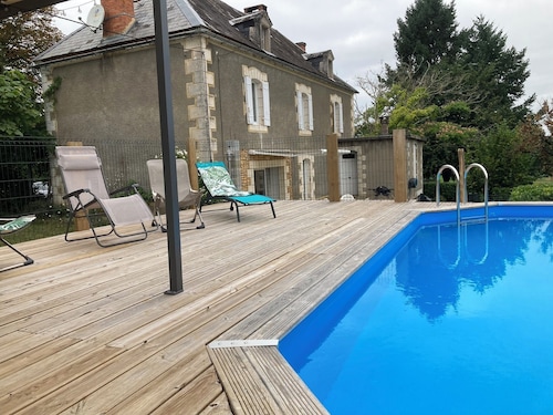 Maison de Campagne Spacieuse et Rénovée Proche de Lascaux, 6 Personnes