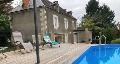 Maison de Campagne Spacieuse et Rénovée Proche de Lascaux, 6 Personnes