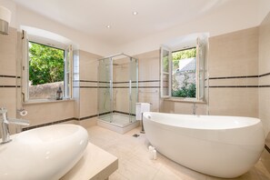 Badewanne, Haartrockner, Handtücher, Seife