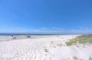Am Strand, Liegestühle, Strandtücher