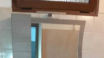 Dusche, Haartrockner, Bidet, Handtücher