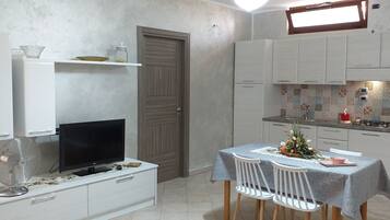 Kühlschrank, Herdplatte, Wasserkocher mit Kaffee-/Teezubehör