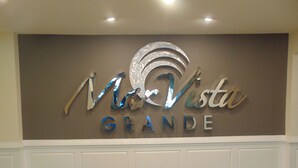 Un mur sur lequel on peut lire, en lettres métalliques, l’inscription « McVista Grande ».