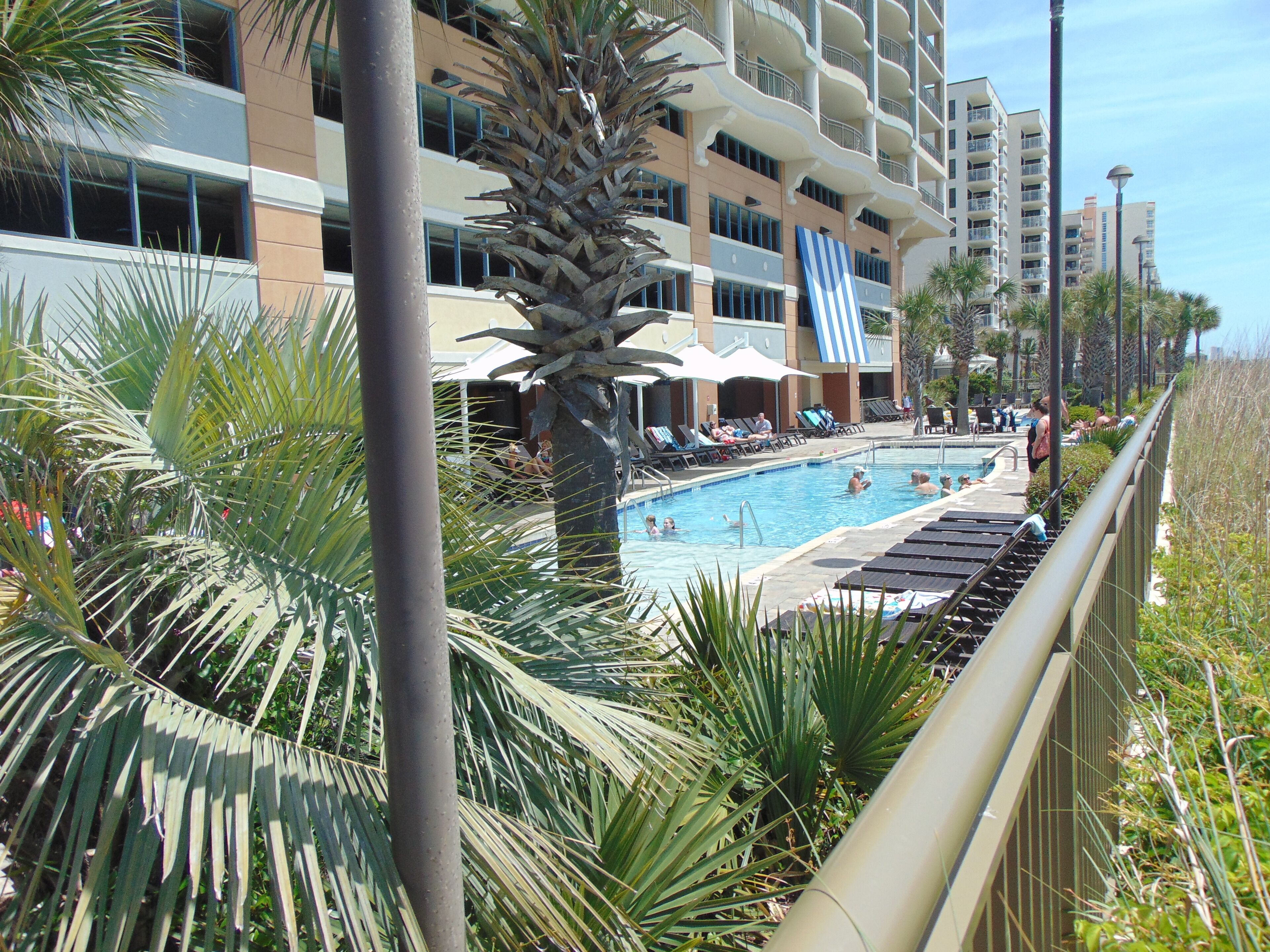 Alberca techada y alberca al aire libre