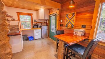 Réfrigérateur, micro-ondes, cafetiÚre/bouilloire, grille-pain