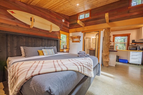 #3 CABIN COUPLES KING BED HOTTUB BEACH