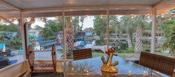 Waterfront w access to the Weeki Wachee River & Gulf of Mexico - Dog Friendly!