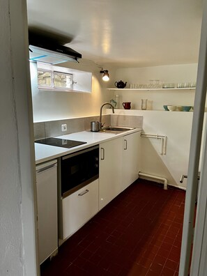 Coffee/tea maker, fridge, microwave, oven