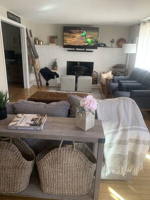 Een smart-tv en boeken