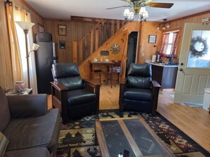 TV - Secluded cabin perfect getaway for couples or ideal for small families! (Flat Rock)