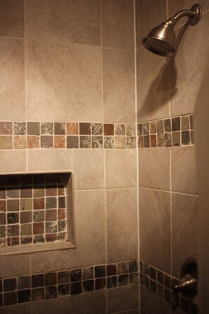 Dusche, Haartrockner, Handtücher, Toilettenpapier