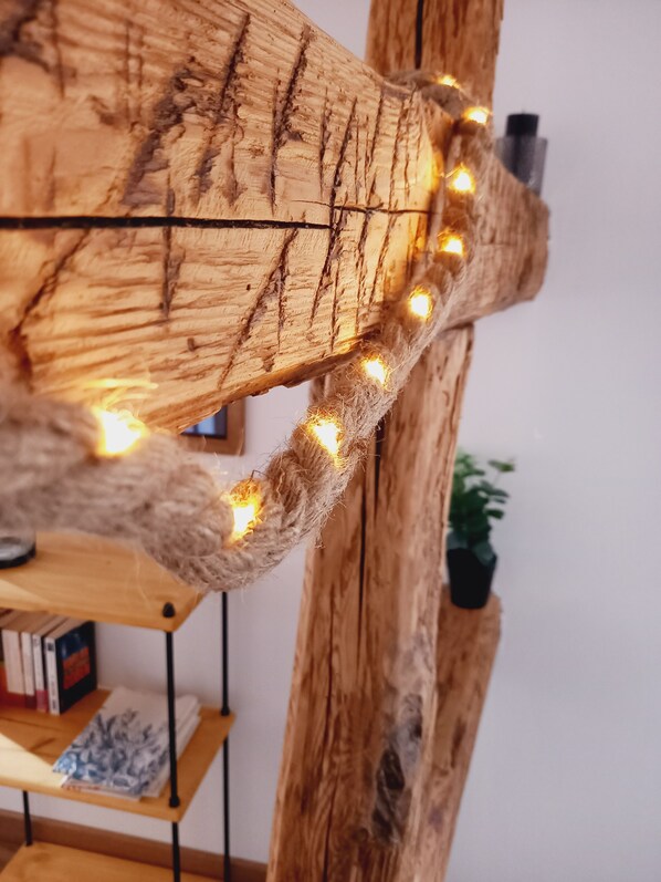 Una estructura rústica de madera con cuerda y luces.