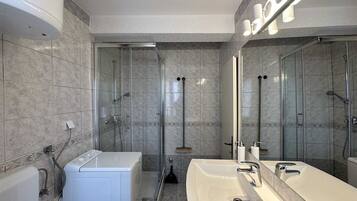 Shower, hair dryer, towels