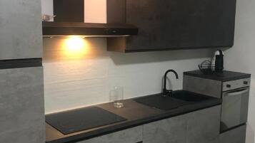 Frigorifero, forno, piano cottura, lavastoviglie