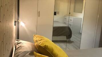 1 Schlafzimmer, Schreibtisch, Bügeleisen/Bügelbrett, Reisekinderbett