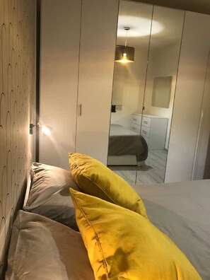 1 dormitori, escriptori i planxa i posts de planxar 
