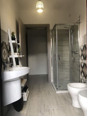 Douche, sĂšche-cheveux, serviettes fournies, savon