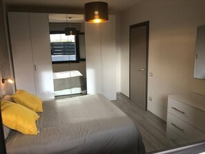 1 chambre, bureau, fer et planche Ă repasser, lit parapluie