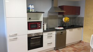 Kaffetrakter/tekoker, kjøleskap, mikrobølgeovn og ovn