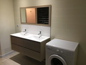 تجهيزات دش، مجففات شعر، مناشف، ورق حمّام