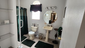 Towels, soap, shampoo, toilet paper - Happy Days and Nights - Valiant (Harbor Springs)