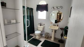 Håndklær, såpe, sjampo og toalettpapir