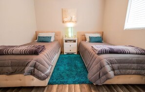 2 室のベッドルーム、デスク、アイロン / アイロン台、WiFi (無料)