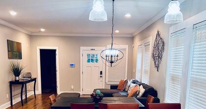 Cozy Modern Home minutes from Airport and Downtown - PET FRIENDLY!