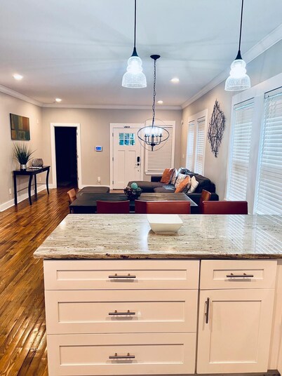 Cozy Modern Home minutes from Airport and Downtown - PET FRIENDLY!