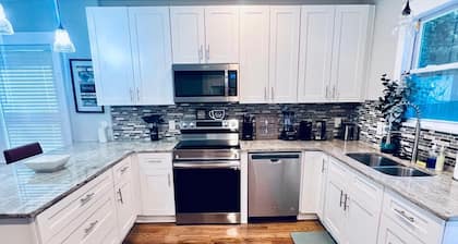 Cozy Modern Home minutes from Airport and Downtown - PET FRIENDLY!